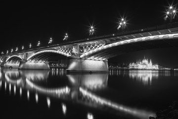 Fototapeta premium Margit híd Budapest Reflection