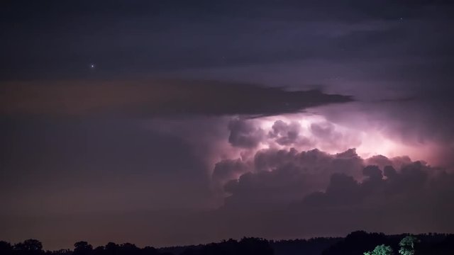 Sommersturm in der Nacht Blitze Zeitraffer