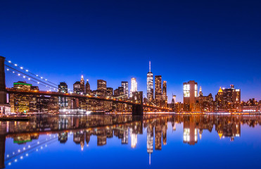 Naklejka premium New York City Panoramiczny widok na Manhattan ze słynnym Brooklyn Bridge o zmierzchu.
