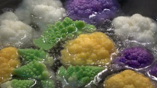Bunte Kohlarten kochen im Topf, Blumenkohl, Kohl, Romanesco, Blumenkohlvarianten, Gem&uuml;se, bunt, blanchieren, 4K