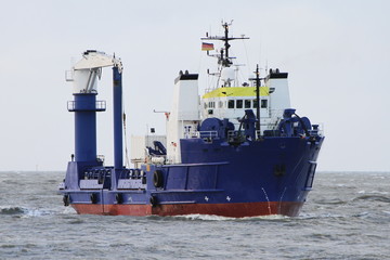 Altes Offshoreversorgungsschiff läuft in den Hafen von Cuxhaven ein