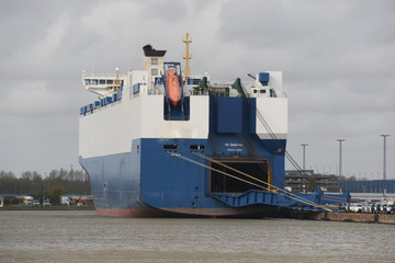 Autotransporter mit Laderampe