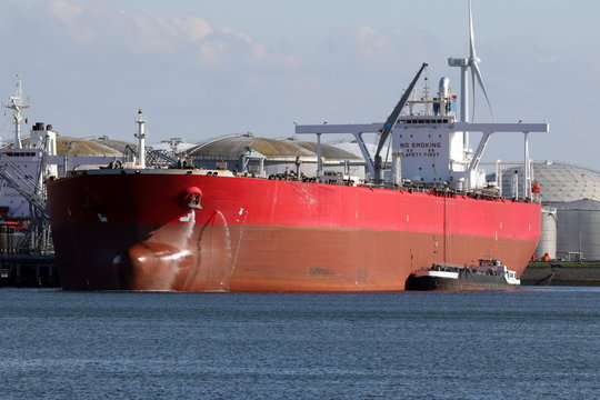 grosser Supertanker in Rotterdam