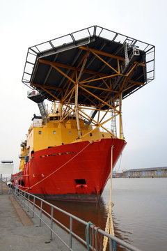 Offshoreversorgungsschiff in Emden