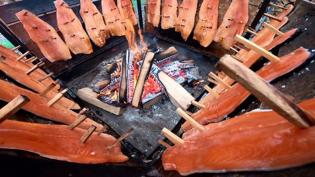 Flammlachs oder Feuerlachs, finnische Tradition, Lachsfilets, Buchenfeuer, Leumulohi, Lachsfisch, Salmo salar, 4K 