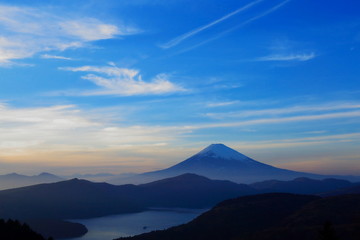 Fototapeta premium 冠雪をいただく霊峰富士を背景にし、海賊船を浮かべた芦ノ湖