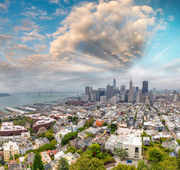 Fototapeta premium Beautiful skyline of San Francisco at sunset