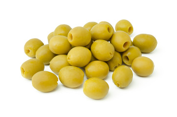 Grüne Oliven auf weißem Hintergrund