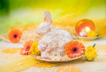 Gebackener Osterhase in Stillleben