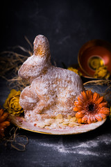 Gebackener Osterhase in Stillleben