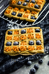 Waffeln mit Heidelbeeren und Creme