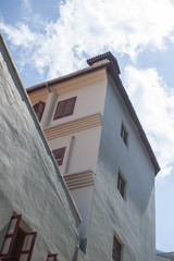Obraz premium Shadow cast on a white building.