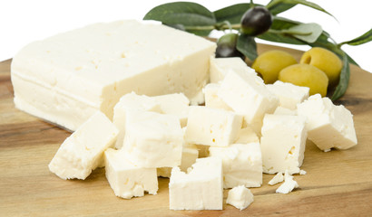 Fetawürfeln auf Holzbrett