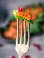 Pak Choi Kürbis Salat mit Granatapfelkernen