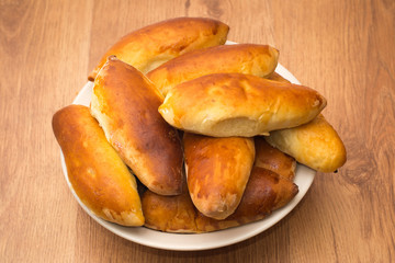 Тарелка с домашними пирожками