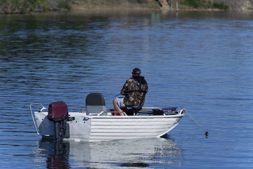 Angler im Boot von hinten