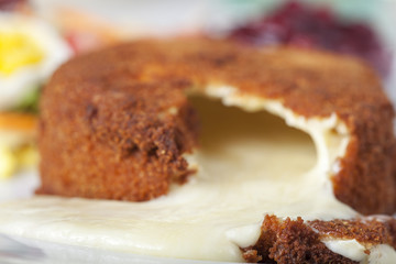 Panierte Camembert mit Salat auf Holz