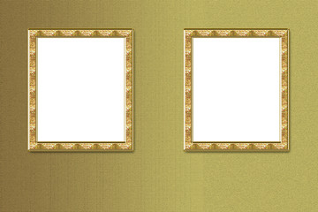 Cuadros de marcos de oro expuestos en una pared amarillo.