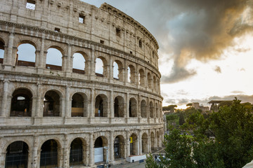 Fototapeta na wymiar El Coliso de Roma con unas nubes dramaticas al lado