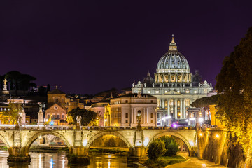 Basilica San Pedro y parte del puente de San Angelo por la noche