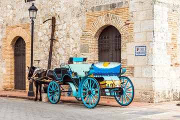 Retro carriage with a horse on a city street in Santo Domingo, Dominican Republic. Copy space for text. - obrazy, fototapety, plakaty
