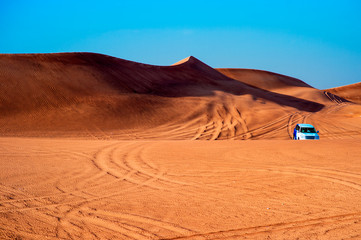 Fuoristrada sulle dune di sabbia