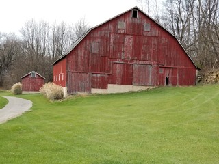 Obraz premium Farm Land Barn on Sunny Day