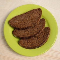 Rye bread slices on a green plate