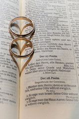 Ringe auf der Bibel