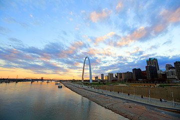 Fototapeta premium St. Louis, Missouri and the Gateway Arch from Eads Bridge.