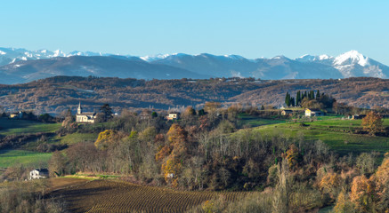 Vue sur les collines avec les Pyr&eacute;n&eacute;es en arri&egrave;re plan