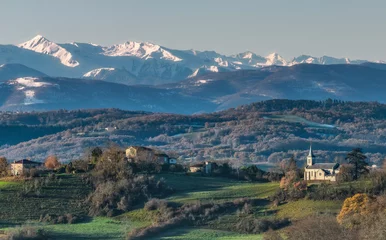 Fotobehang Vue sur les collines avec les Pyrénées en arrière plan © Marc Andreu