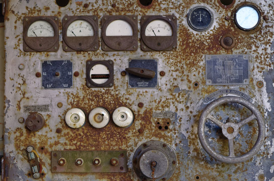 altes historisches Steuergerät einer Maschine mit Potentiometer