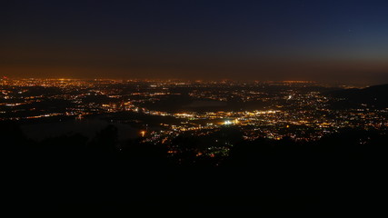 Fototapeta na wymiar Panorama notturno della pianura illuminata