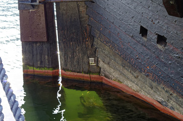 altes historisches Holzschiff angelegt in Warnemünde im Hafen an der Ostsee in Deutschland