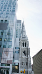 Gratte ciel et église, Canada