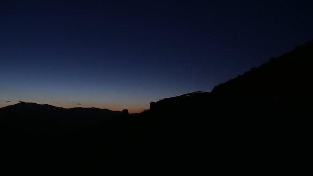 Panorama di montagna notturno