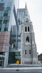 Gratte ciel et église, Canada