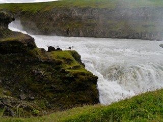 Wasserfall hinter bemoosten Felsen