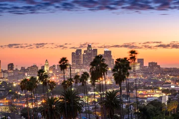 Papier Peint photo autocollant construction de la ville Beau coucher de soleil sur les toits du centre-ville de Los Angeles et palmiers en premier plan