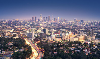 Obraz premium Los Angeles, California, USA downtown cityscape at smoggy night