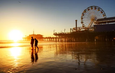 Fototapete Seebrücke Strand und Pier von Santa Monica in Kalifornien USA bei Sonnenuntergang  © chones