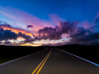 Fototapeta premium Country road sunset