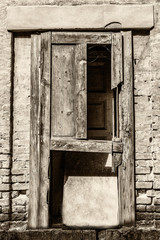 Naklejka premium damaged old door