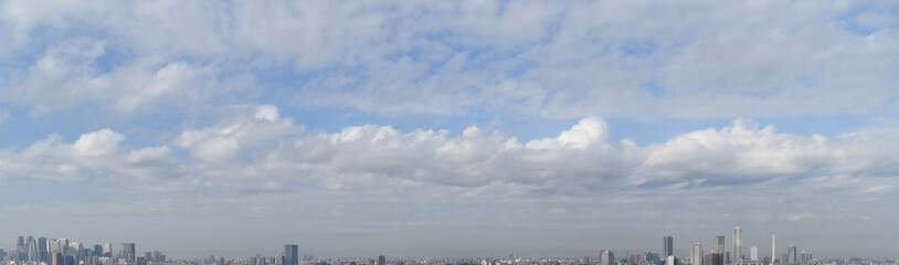  日本の東京都市景観・雲の広がる風景「新宿区の高層ビル群（画面左）や豊島区の高層ビル群（画面右）などを見る」