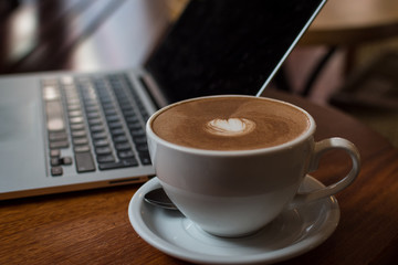Ordinateur et chocolat chaud dans un café