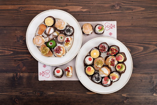 Assortment of sweet mignon with ricotta and cream