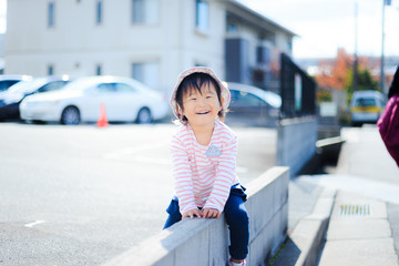 屋外で遊ぶかわいい子供