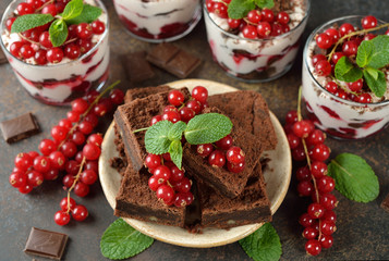 Cake with red currants