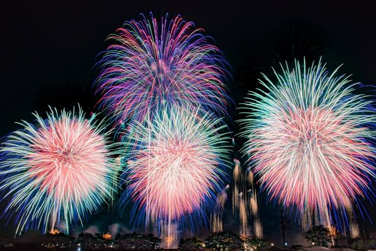 視界一面の大きな花火